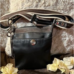 🔥 AUTH Coach crossbody! 🎉Check out my other very discounted items!